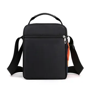 Sac bandoulière noir pour homme en nylon avec étiquette orange et sangle réglable voyage