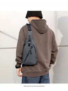 Vue arrière du sac à bandoulière étanche gris foncé montrant la sangle ergonomique large