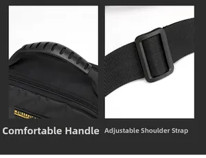Détails de la poignée confortable et de la bandoulière réglable du sac noir étanche