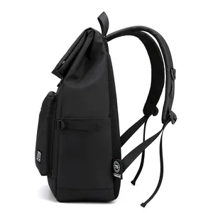Sac à dos de voyage noir minimaliste avec vue latérale et bretelles en maille respirante