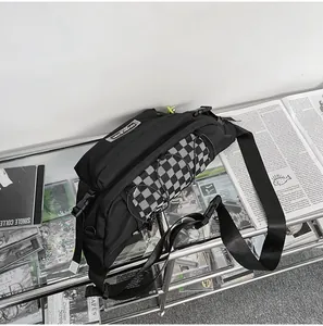 Detailopname van zwarte nylon borsttas met schaakbordpatroon en stevige gespen