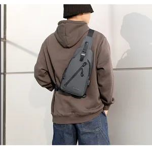 Détail du sac de poitrine gris foncé imperméable avec logo et bandoulière réglable