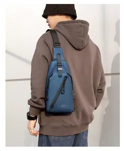 Détail d'un sac de poitrine bleu marine imperméable avec port USB et sangle réglable
