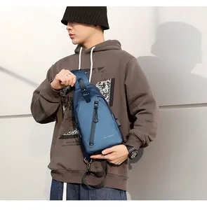 Modèle masculin portant un sac de poitrine bleu marine imperméable avec port USB