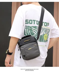 Vue détaillée du sac bandoulière imperméable pour homme avec sangle réglable et compartiments