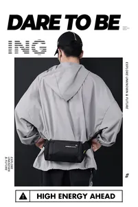 Détail d'un sac de poitrine tactique noir avec sangle réglable et logo de la marque