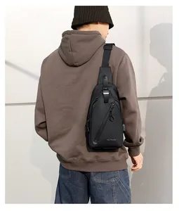 Gros plan du sac de poitrine noir imperméable avec sangle et détail de texte 'We Power'