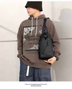 Détail du sac de poitrine noir imperméable avec port USB et logo We Power sur bandoulière