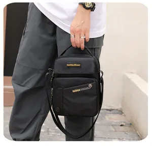 Détail du sac à bandoulière noir imperméable avec sangle réglable et fermetures éclair