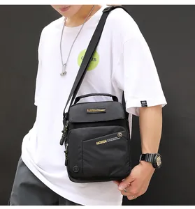 Photo extérieure d'un sac bandoulière en nylon noir imperméable porté par un mannequin