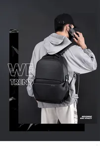 Détail du côté du sac à dos étanche noir avec port USB et poche filet pour hommes