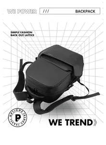 Détail d'un sac à dos noir imperméable avec des bretelles rembourrées en maille aérée