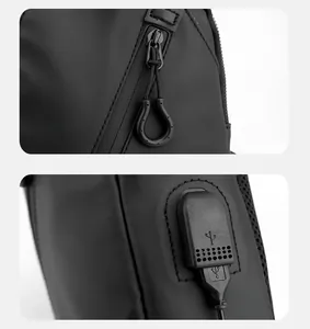 Détail des fermetures éclair fluides et du port de charge USB sur le sac noir en nylon
