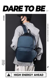 Détail d'un sac à dos d'affaires imperméable avec port de chargement USB sur le côté