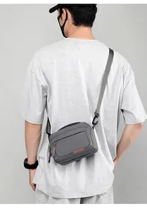 Vue arrière d'une sacoche grise imperméable pour homme avec logo orange WEPOWER