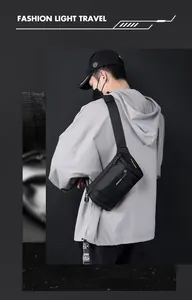 Détail du tissu imperméable de qualité et du logo HAOSHUAI sur le sac à bandoulière noir