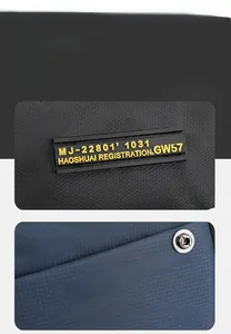 Détails de la texture du tissu tissé durable et de la plaque de logo sur le sac bandoulière