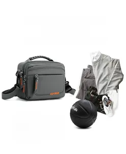 Vue détaillée du sac bandoulière en nylon imperméable gris foncé avec logo orange vif