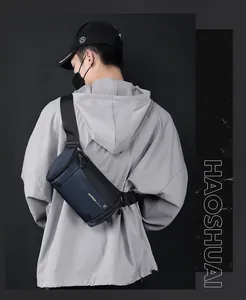 Sac de poitrine bleu marine pour homme en nylon imperméable avec sangle noire robuste