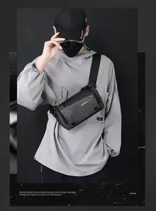 Gros plan sur le nylon imperméable et les détails de fermeture éclair du sac de poitrine