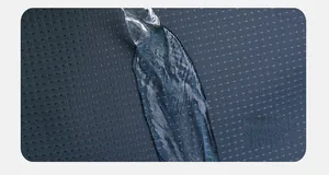 Vue macro de la surface déperlante sur le tissu bleu de ce sac bandoulière pour homme