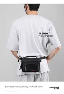 Vue arrière de la sacoche banane noire imperméable pour homme portée à la taille