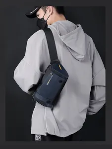 Gros plan d'un sac de poitrine en nylon bleu et noir avec sangle réglable sur un mannequin