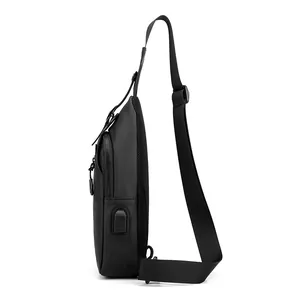 Sac de poitrine noir avec port USB et dos en maille respirante présenté de vue latérale