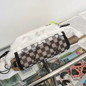 Witte crossbodytas met dambord netvak en elastisch koord voor een paraplu opbergen