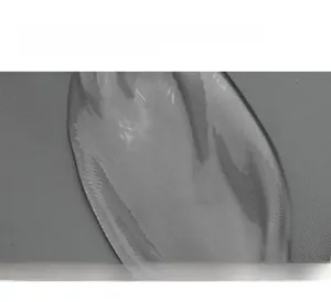 Gros plan sur le tissu en nylon gris imperméable avec des gouttes d'eau en surface