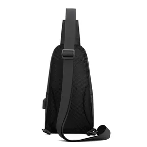 Sac de poitrine noir imperméable avec dos en mesh respirant et port USB intégré