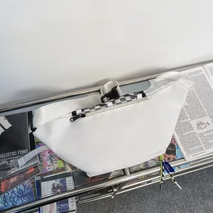 Minimalistische witte borsttas met dambordmotief en verstelbare nylon schouderriem