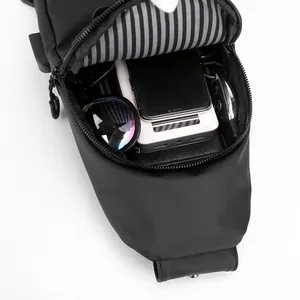 Sac de poitrine noir étanche pour hommes avec port USB et espace de rangement organisé