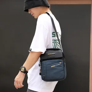 Sac bandoulière homme bleu marine et noir avec sangle réglable et multiples fermetures