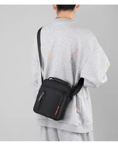 Vista posterior de modelo con bolso bandolera de nailon negro y correa ajustable