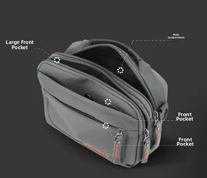 Détail d'un sac bandoulière imperméable montrant la poche principale et les poches avant