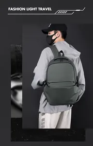 Détail d'un sac à dos d'affaires vert foncé imperméable pour ordinateur et voyage quotidien