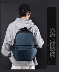 Détail du tissu imperméable et du port de charge USB sur ce sac à dos bleu marine