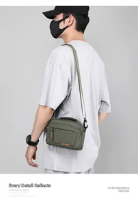 Détail de la sacoche bandoulière en nylon vert militaire avec poches zippées
