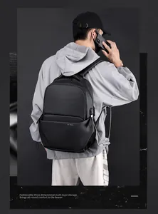 Détail d'un sac à dos professionnel noir avec port de charge USB externe pour téléphone