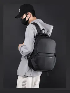 Vue latérale du grand sac à dos de voyage noir sur mannequin montrant sa grande capacité