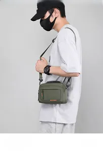 Détails de la sacoche en nylon imperméable vert olive avec logo WEPOWER et sangle