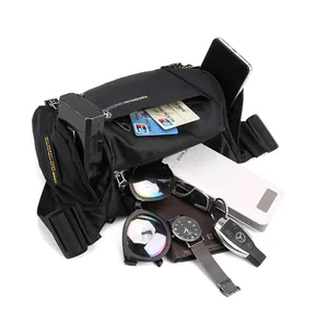 Sac de poitrine noir pour hommes avec compartiments montrant une grande capacité