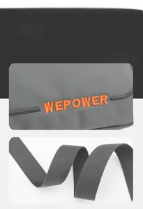 Détail du sac bandoulière gris imperméable avec broderie WEPOWER orange et sangle flexible
