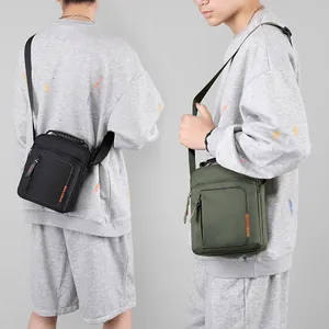 Bolso bandolera para hombre en negro y verde oliva con correa ajustable y bolsillo frontal