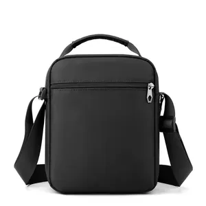 Bolso bandolera minimalista de nailon negro impermeable para hombre con asa y correa