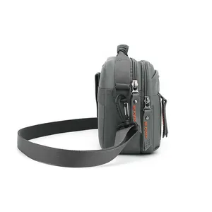 Sac bandoulière gris foncé en nylon imperméable avec détails de tirette orange