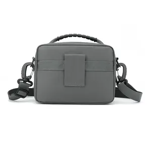 Sac bandoulière gris imperméable pour homme avec sangle réglable et poignée