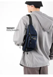 Dettaglio del borsello monospalla blu navy in nylon impermeabile con logo WE POWER