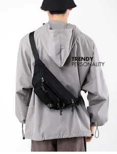 Dettaglio borsa a tracolla in nylon nero con zip multistrato e cinturino regolabile